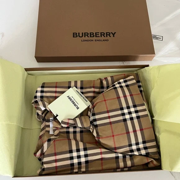 Burberry, babies two-piece archive beige check print gift set size 12 m, NWT - Picture 5 of 7